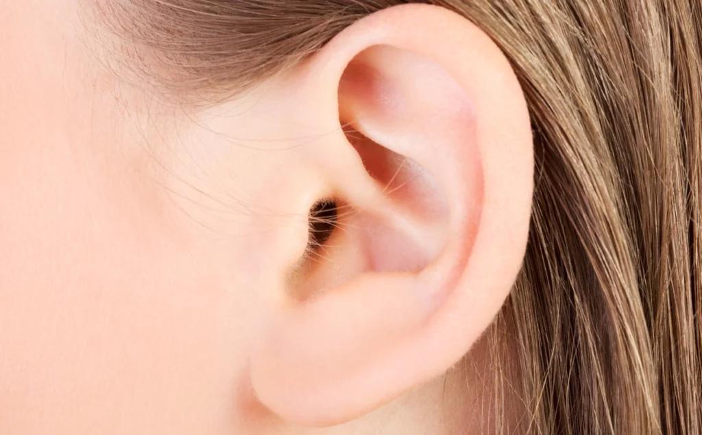 Points noirs sur l'oreille : quelles sont les causes de leur